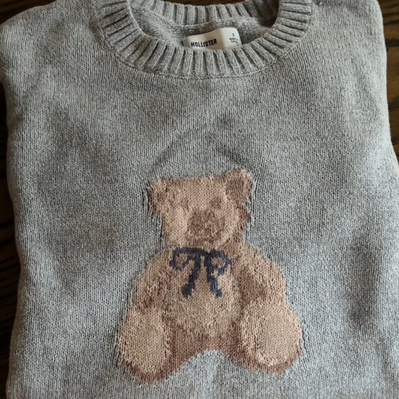 HOLLISTER: Easy Bow Graphic Crew Sweater - Picture 7 of 10